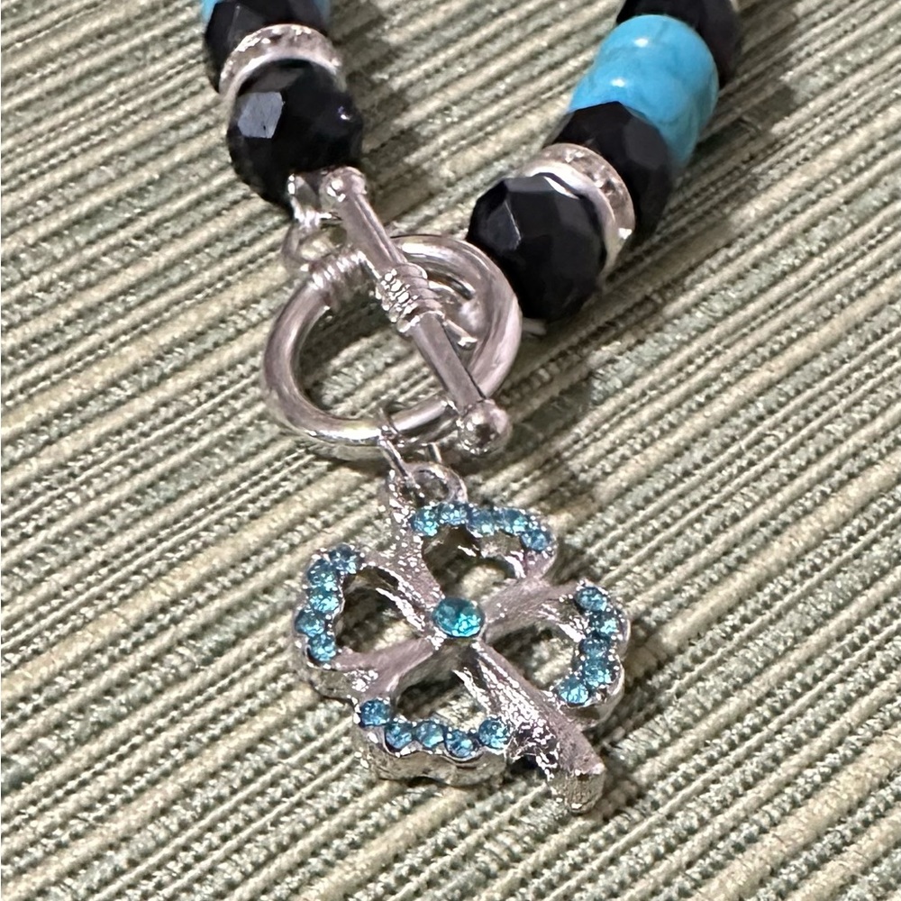 Chloe Accessories Elegant Silver Tone Teal Black Clover 🍀 Toggle latch bracelet